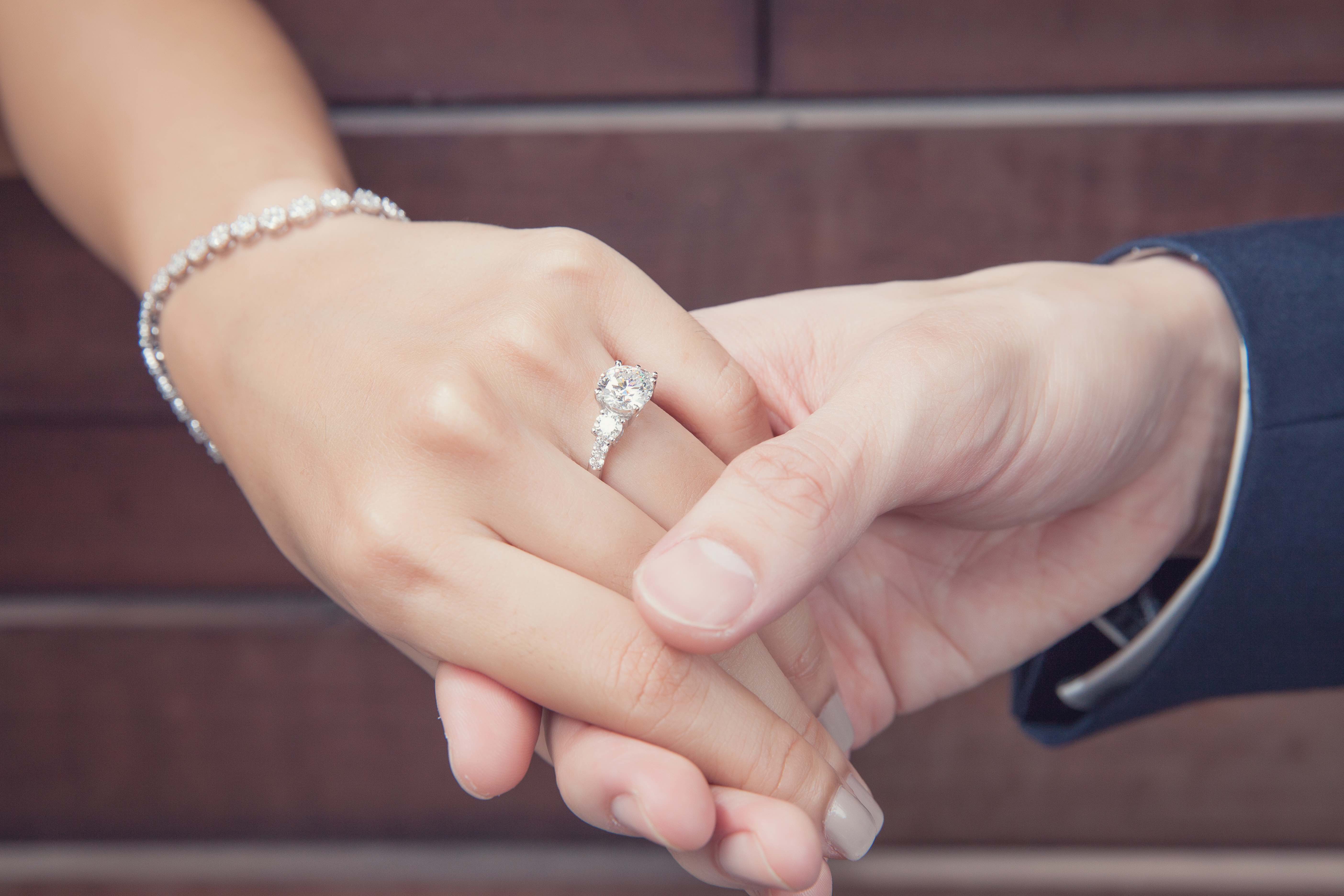Какое кольцо дарят девушке. Обручальные и помолвочные кольца. Кольцо для предложения. Кольцо с бриллиантом на руке. Кольцо для Помолвки.